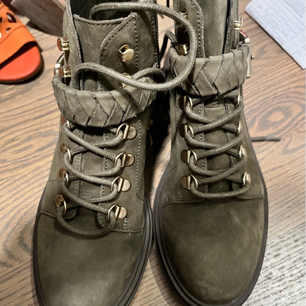 Brand new Vince camuto suede combat boot - size 7